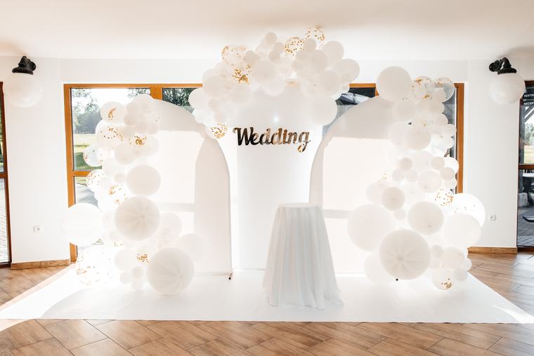 Bílá svatební fotozóna s nápisem Wedding